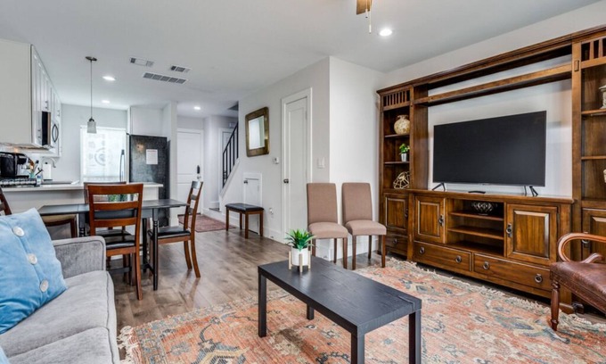 South Lamar Condominio | Minutes to trendy spots, free parking, new inside!
