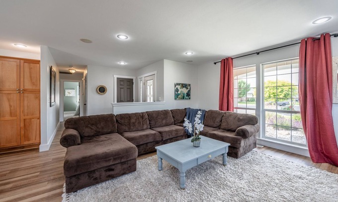 Moses Lake Casa | Minutes to world class Sand Dunes, Surf'n'Slide 5 star waterpark & sandy beaches