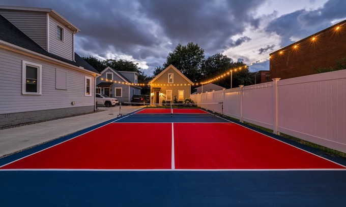 Detroit - Shoreway Casa | Miracle on 54th Street | Modern & Industrial