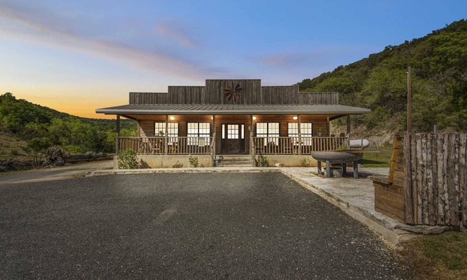 Leakey Cabina | Miracle Springs Ranch Lodge