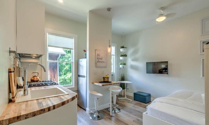 Central Midtown Apartamento | Miraculously Modern in a Vintage Shell Midtown