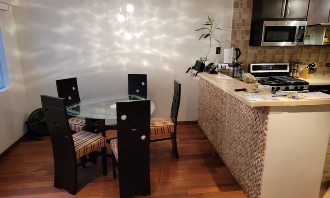 Armendáriz Condominio | Miraflores, junto al Hotel Hilton y Larco Mar, WIFI, Direct TV, Casa de Lujo
