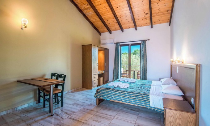 Arillas Apartamento | 'Mirage Arillas Estudio Tipo C18' con piscina compartida y Wi-Fi
