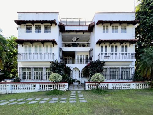 Bagong Lipunan Ng Crame Casa | MIRANAMIN NEST Elegant Home in MiraNila Heritage Compound, Pet Friendly, with Rooftop, Kitchens - Perfect for Reunions, Team Building