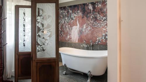 Bagong Lipunan Ng Crame Apartamento | MiraNamin Nest LANTANA SUITE in Unique Historic Home with Garden Access, Rooftop, Bathtub, Private Kitchen