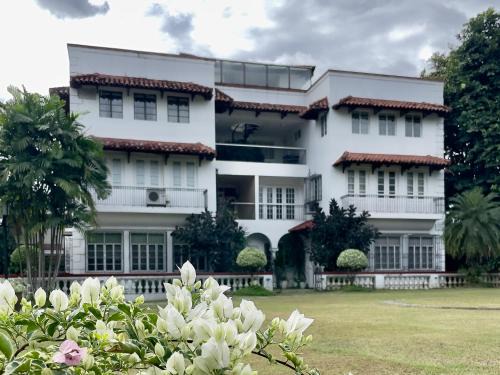 Bagong Lipunan Ng Crame Apartamento | MiraNamin Nest LIRYO Suite in Unique Historic Home - Garden Access, Family Friendly, Shared Kitchen