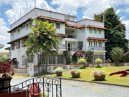 Bagong Lipunan Ng Crame Apartamento | MiraNamin Nest ROSAL Suite in Unique Historic Home - Garden View, Shared Kitchen