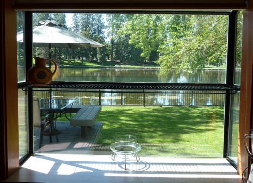 Bend Casa | Mirror Pond bungalow
