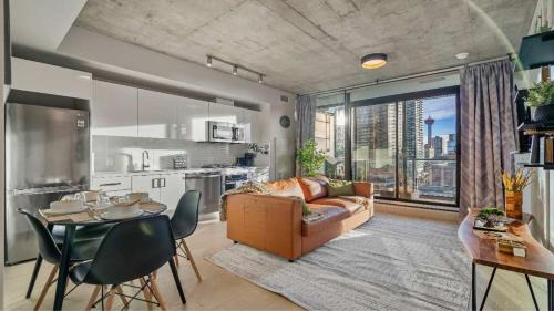 Connaught Casa | Miso 2 BD - Skyline View Patio Gym Pool & AC