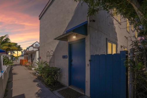 Mission Beach Apartamento | Mission Bay Condo - Steps to Sand, Dining, AC, Parking & Shops!