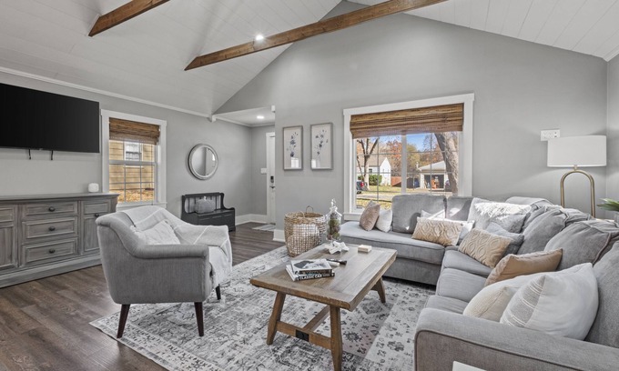 Mission Casa | Mission Outlook - Gorgeous Home + Pet Friendly