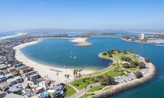 Point Loma Casa | Mission Point 1 by Avantstay San Diego Beach House w/ Huge Patio & Fire Pit Walk to Beach!