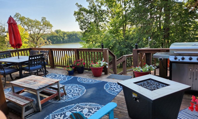 Inver Grove Heights Casa | Un retiro idílico, con jacuzzi y vistas impresionantes del río Mississippi