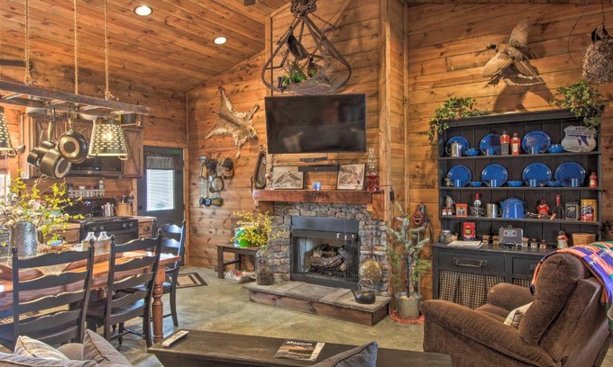 Dawn Casa | Missouri Vacation Rental with Fire Pit Access