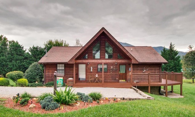 Wears Valley Casa | Misty Meadows Cabin