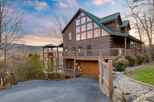 Gatlinburg - Pigeon Forge Casa | Misty Mountain by AvantStay Hot Tub Mountain Views Theater Pool Table