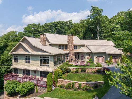 Boone Casa | Misty Mountain Hop