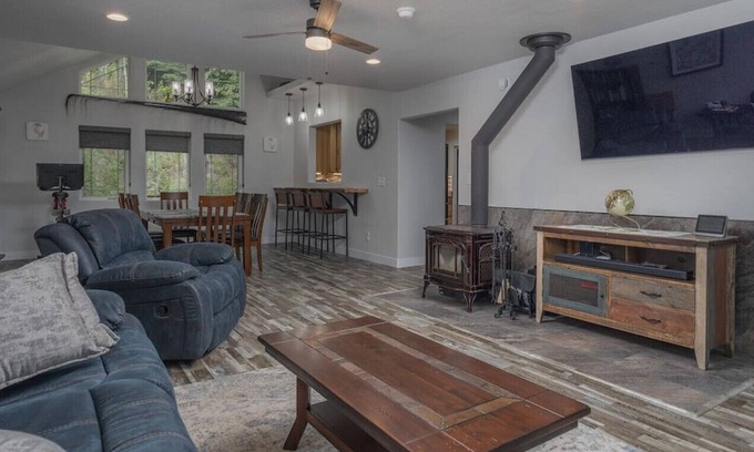 Fairbanks Casa | Misty Mountain Luxury Home W/ Heated Garage