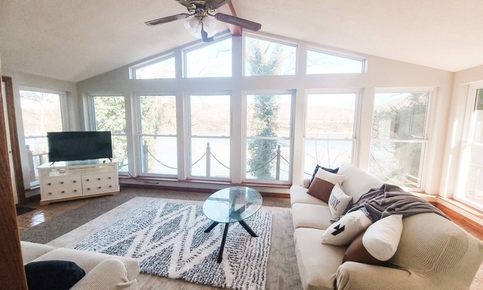 Norfork Casa | Misty Shoals Retreat on White River- fly fishing- quiet lot- boat launch nearby