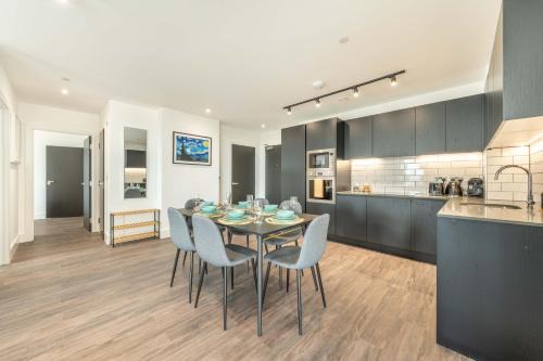 College Park and Old Oak Apartamento | Mitre Picasso by Artsy