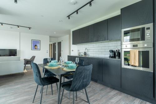 College Park and Old Oak Apartamento | Mitre Punks by Artsy
