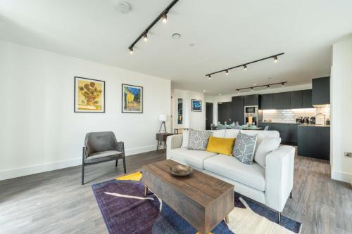College Park and Old Oak Apartamento | Mitre Van Gogh by Artsy