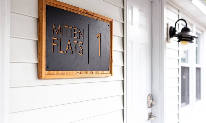 Ludington Apartamento | Mitten Flats #1 - 1 Block to the beach!