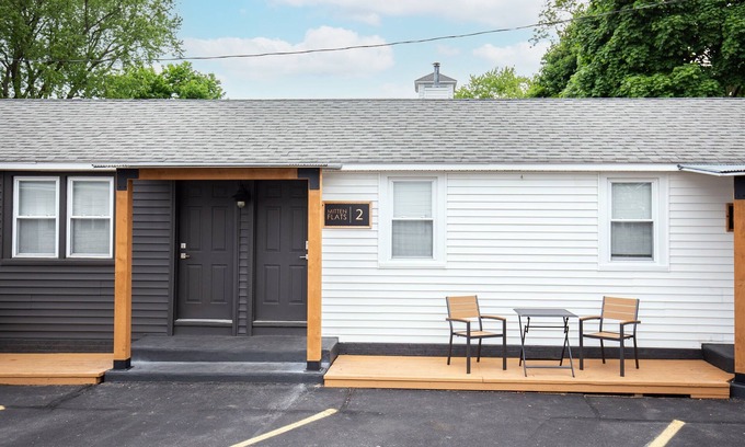 Ludington Apartamento | Mitten Flats #2 - 1 Block to the beach!
