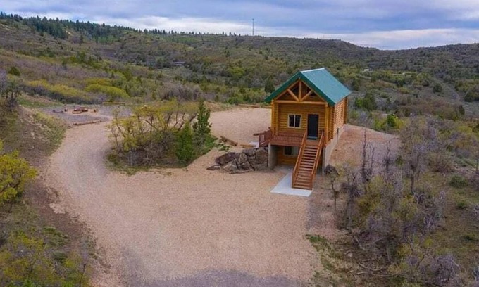 Alton Cabina | MJ's Cabin Located on a Hill Top Near Zion and Bryce Canyon. Pet Friendly.