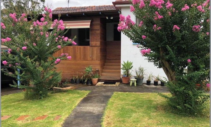 Macquarie Fields Cama Y Desayuno | MJED House is located at Macquarie Fields in ducted air-conditioned & Free WIFI