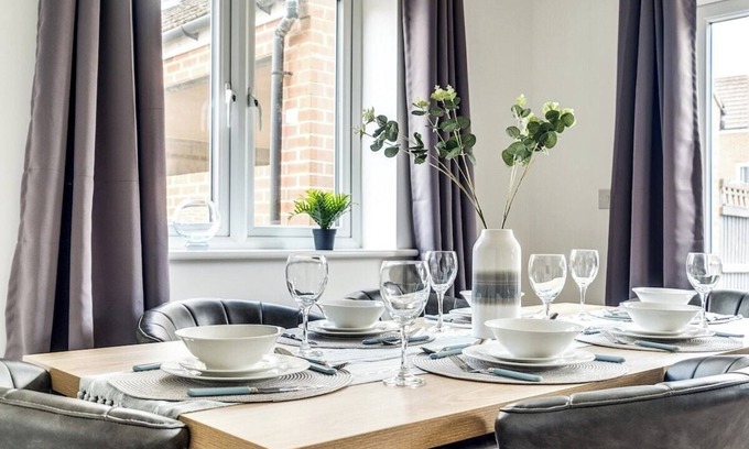 Newport Pagnell Casa | MKRetreat 6 bed house,sleep 7 guests,6 car parking