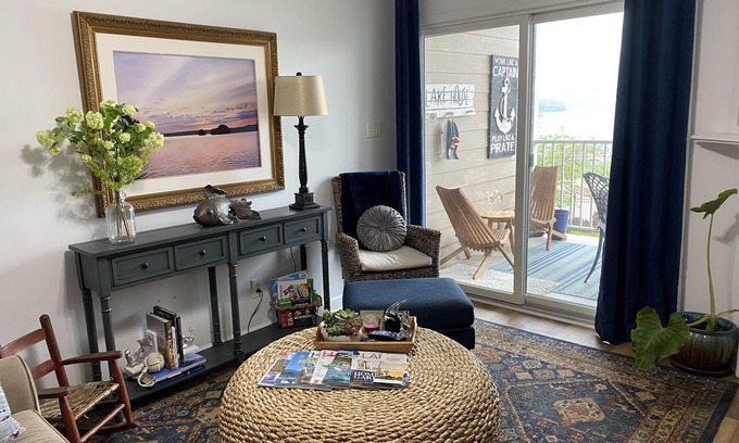 Huddleston Condominio | ML, 1Bedroom,1 bath, Lakefront, best views around! PET Fee -ask about ESA policy