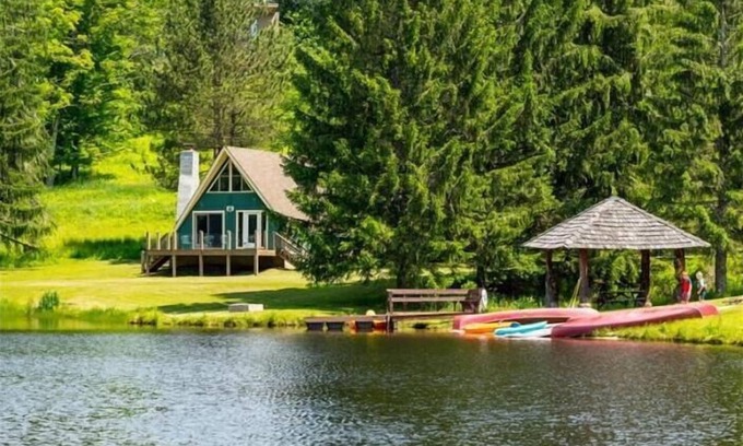 Davis Casa | Adorable Lakefront Chalet
