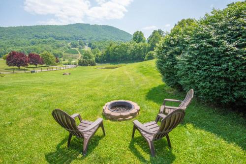 West Jefferson Casa | Mnt Views, Fire Pit, Hot Tub, Fishing Pond, Sleeps 6