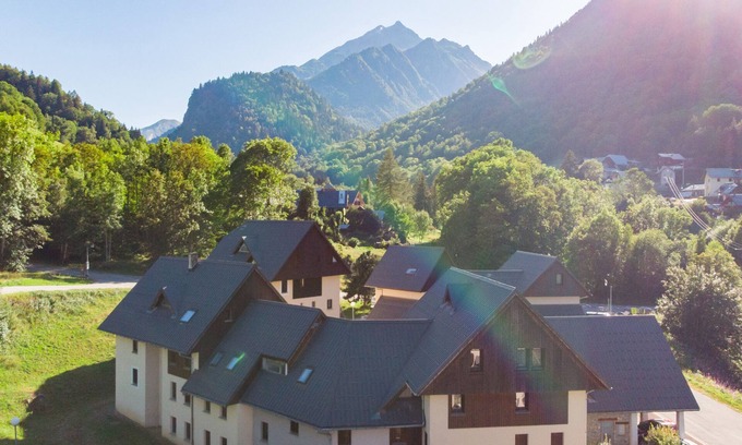 Saint-Colomban-des-Villards Casa | Mountain Charm & Comfort: Family Apartments | BBQ Facilities, Pets Allowed!