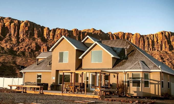 Moab South Valley Casa | Moab Desert Home, 4bed 3bath, sleeps 10, Pet Friendly