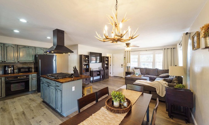 Naturita Casa | Moab–Telluride Stay. Pets RVs Group Friendly