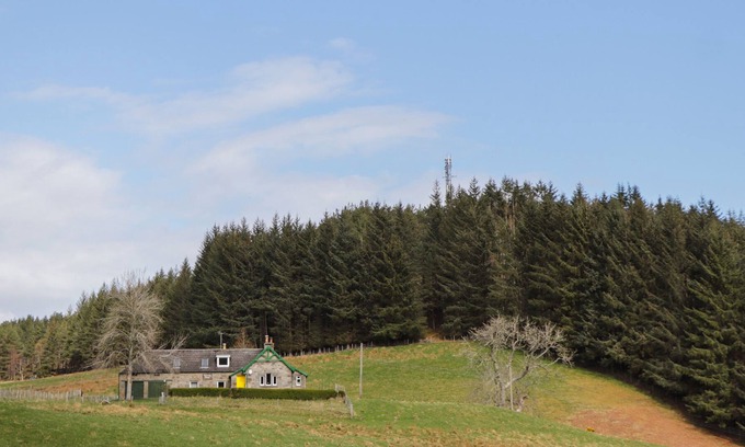 Glen Urquhart Cabaña | MOALNACEAP, pet friendly, with open fire in Beauly