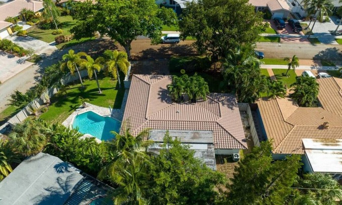 Imperial Point Casa | Moana Beach Cottage Heated Pool minutes from BEACH!!!