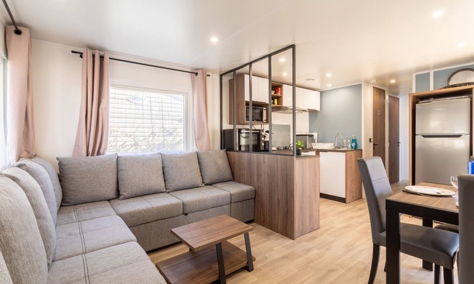 La Cote Radieuse Alquiler De RV | Mobil Home 'Soleia 2023 Mar Estan 4x' con terraza privada y aire acondicionado