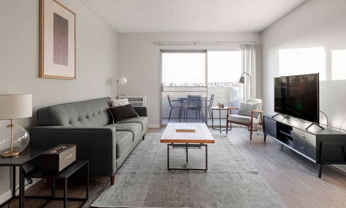 Rampart Village Apartamento | Mod Koreatown 1BR w/ Pool, Gym, nr. Wiltern Theatre by Blueground