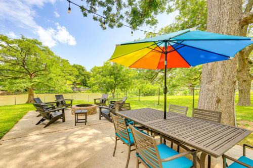 Seguin Casa | Mod on the Guad Home with Lake McQueeney Views!