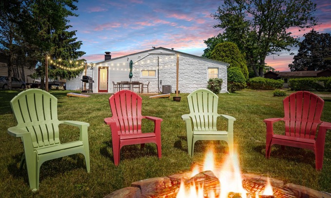 Oxbow Casa | Modern Mandon Retreat: All-Sports Lakefront, 4 Beds, Dock & Beach, Kayaks, Games