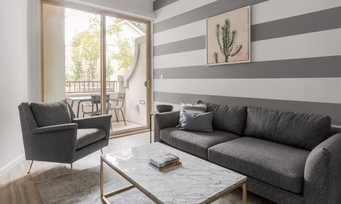 Westchester Apartamento | Mod Westchester 1BR w/ Gym, Pool, nr. Venice Beach, by Blueground