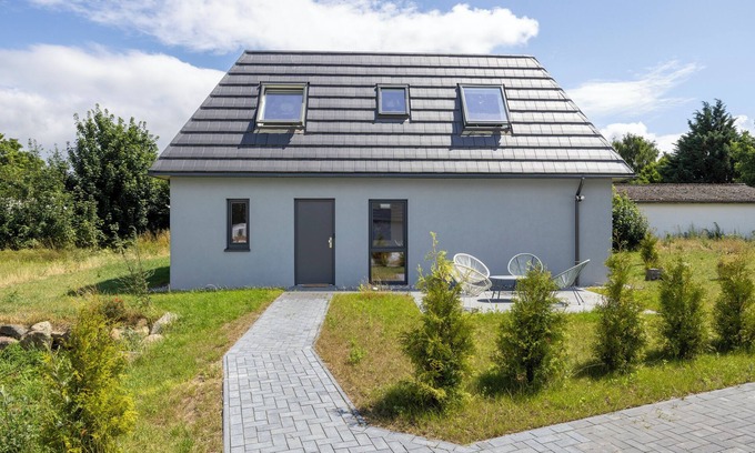 Beckerwitz Casa | Modern holiday home with a terrace and a garden