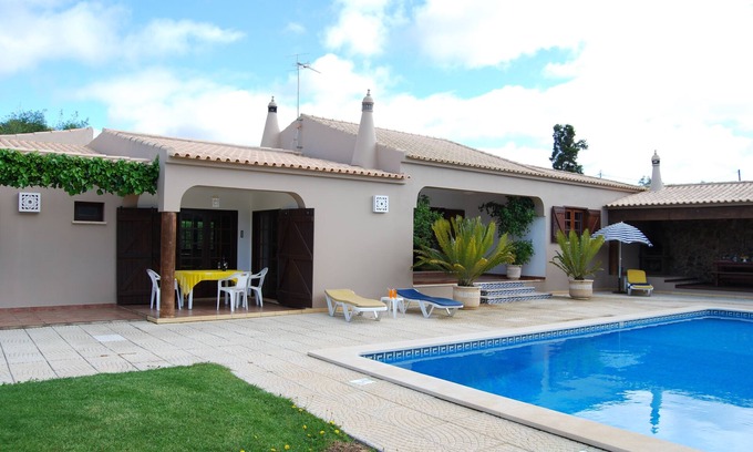 Lagos Villa | Villa moderna con amplias zonas ajardinadas privadas Swimmg-piscina y jacuzzi
