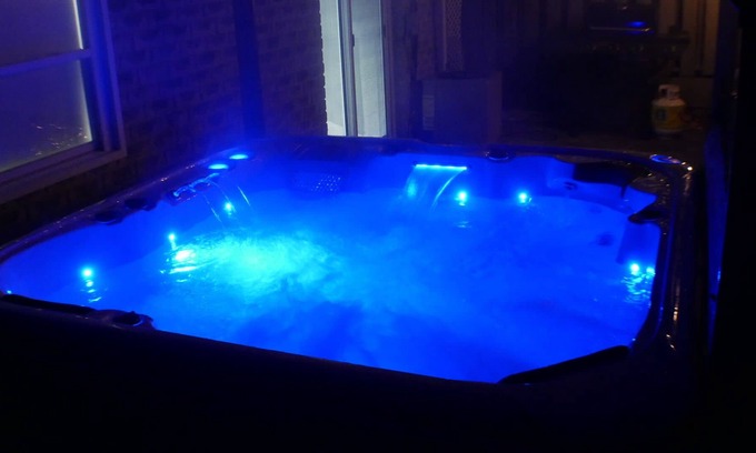 Bradford Apartamento | Modern Lower Level Apt w/ Hot Tub | City Escape