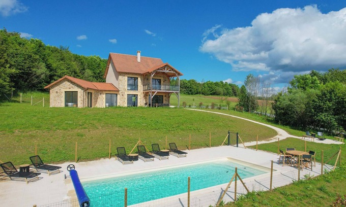 Saint-Medard-d'Excideuil Casa | Modern vacation home with private pool on estate with golf. Pets allowed!