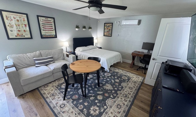 Houston Casa | Modern 1 Bed Private Guesthouse, close to IAH