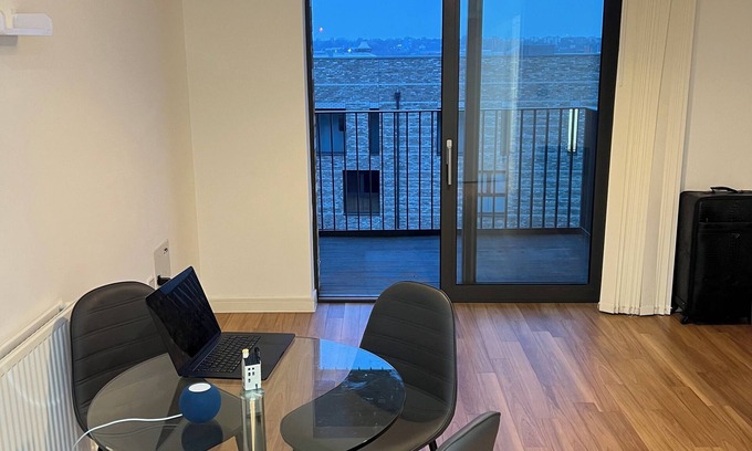 Royal Docks Apartamento | Modern 1 bedroom by Thames w balcony-1 min to DLR, easy access to central London